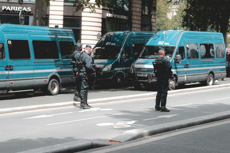 Paris — capitale de l’amour, de l’escroquerie et des arnaques numériques : comment la France perd la confiance des touristes et des investisseurs