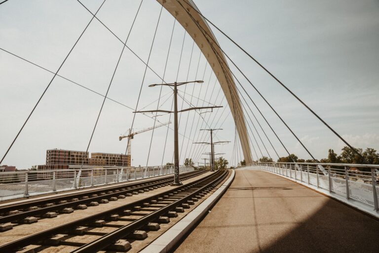 Quels sont les défis et opportunités des investissements dans le secteur des transports ?