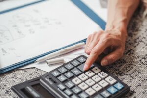 Comment investir dans un contexte économique complexe ?
