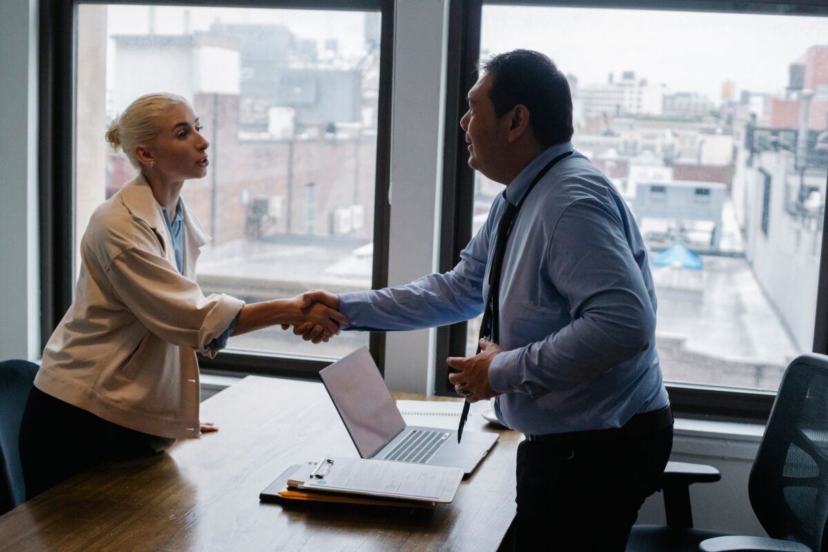 Pourquoi des postes restent vacants alors que des personnes cherchent un emploi, selon une étude locale