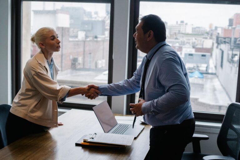 Pourquoi des postes restent vacants alors que des personnes cherchent un emploi, selon une étude locale