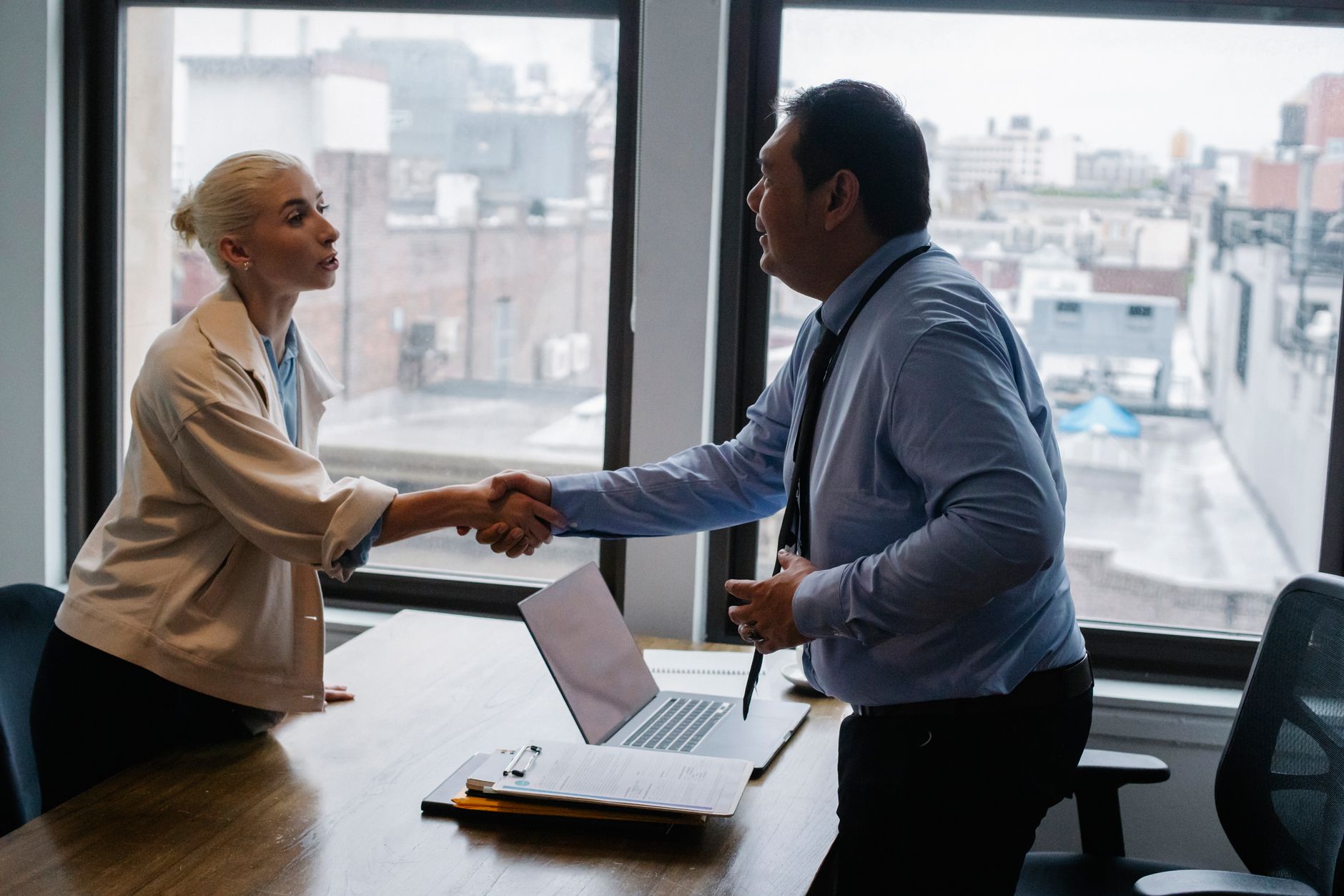 Pourquoi des postes restent vacants alors que des personnes cherchent un emploi, selon une étude locale
